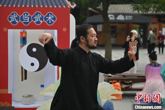 7月14日，甘肅省平?jīng)鍪嗅轻忌骄皡^(qū)內(nèi)，武當(dāng)玄武派傳承人展示武當(dāng)武術(shù)。7月13日至14日，“2024年北京體育大學(xué)第十五屆國際武術(shù)比賽交流大會暨首屆崆峒山國際武術(shù)大會”舉行，大會也在崆峒山景區(qū)進(jìn)行問道崆峒、武術(shù)高級研修班、崆峒拜師等系列活動。中新社記者 李亞龍 攝</p>
<p>