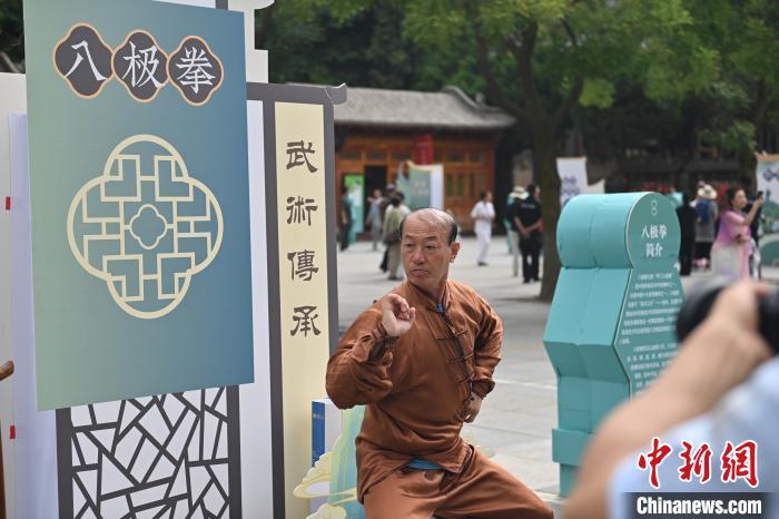 7月14日，甘肅省平?jīng)鍪嗅轻忌骄皡^(qū)內(nèi)，八極拳傳承人展示八極拳。7月13日至14日，“2024年北京體育大學(xué)第十五屆國際武術(shù)比賽交流大會暨首屆崆峒山國際武術(shù)大會”舉行，大會也在崆峒山景區(qū)進(jìn)行問道崆峒、武術(shù)高級研修班、崆峒拜師等系列活動。中新社記者 李亞龍 攝</p>
<p>