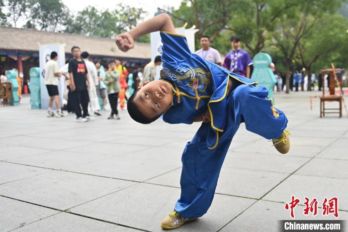 7月14日，甘肅省平?jīng)鍪嗅轻忌骄皡^(qū)內(nèi)，小朋友展示查拳。7月13日至14日，“2024年北京體育大學(xué)第十五屆國際武術(shù)比賽交流大會暨首屆崆峒山國際武術(shù)大會”舉行，大會也在崆峒山景區(qū)進(jìn)行問道崆峒、武術(shù)高級研修班、崆峒拜師等系列活動。中新社記者 李亞龍 攝</p>
<p>