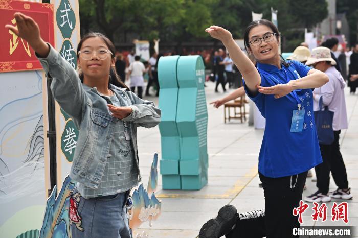 7月14日，甘肅省平?jīng)鍪嗅轻忌骄皡^(qū)內(nèi)，霍氏練手拳傳承人、霍元甲玄孫女霍靜虹(右)教授武術(shù)愛好者霍氏練手拳。7月13日至14日，“2024年北京體育大學(xué)第十五屆國際武術(shù)比賽交流大會暨首屆崆峒山國際武術(shù)大會”舉行，大會也在崆峒山景區(qū)進(jìn)行問道崆峒、武術(shù)高級研修班、崆峒拜師等系列活動。中新社記者 李亞龍 攝</p>
<p>