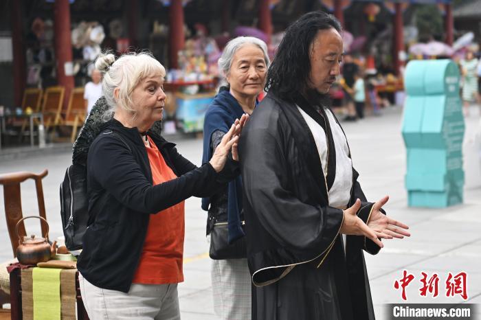 7月14日，甘肅省平?jīng)鍪嗅轻忌骄皡^(qū)內(nèi)，外籍武術(shù)愛好者感受青城武術(shù)。7月13日至14日，“2024年北京體育大學(xué)第十五屆國際武術(shù)比賽交流大會暨首屆崆峒山國際武術(shù)大會”舉行，大會也在崆峒山景區(qū)進(jìn)行問道崆峒、武術(shù)高級研修班、崆峒拜師等系列活動。中新社記者 李亞龍 攝</p>
<p>