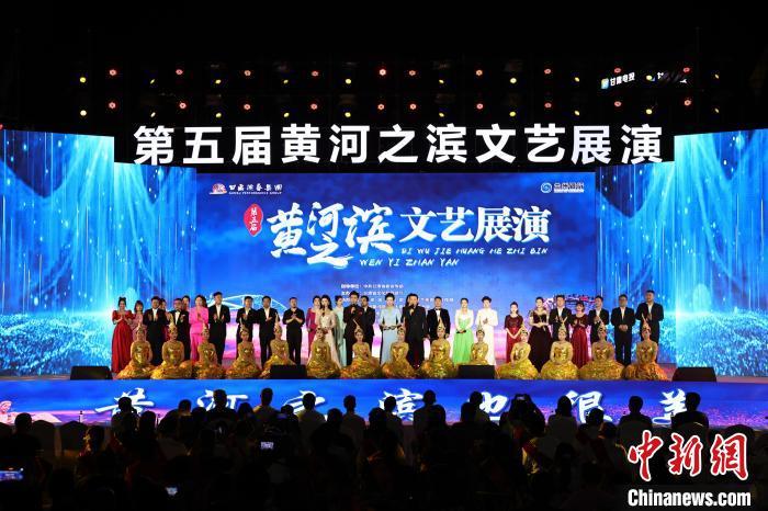 7月19日晚，第五屆黃河之濱文藝展演在蘭州體育文化廣場開幕。張曦予 攝