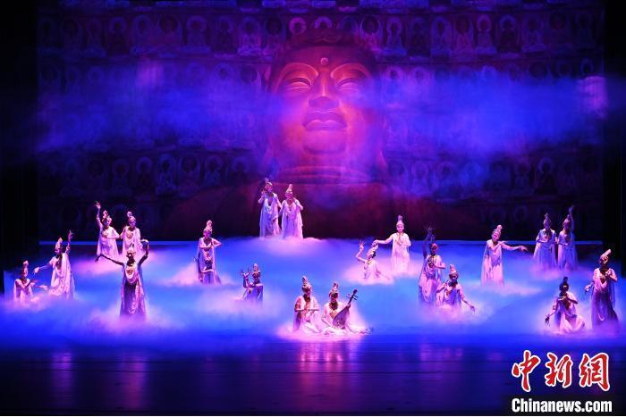 7月18日晚，中國經(jīng)典舞劇《絲路花雨》在甘肅蘭州黃河劇院進(jìn)行演出。中國經(jīng)典舞劇《絲路花雨》迎來45周年，7月17日-8月4日在蘭州開啟為期多天的駐場演出。該舞劇取材于敦煌莫高窟壁畫，集中國霓裳羽衣舞、敦煌舞、印度舞、黑巾舞、波斯馬鈴舞等于一身，自1979年演出至今，該劇先后在40多個國家和地區(qū)演出近4000場，觀眾550多萬人次。中新社記者 李亞龍 攝</p>
<p>