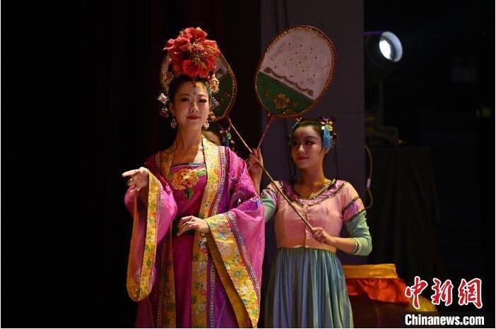 7月18日晚，中國經(jīng)典舞劇《絲路花雨》在甘肅蘭州黃河劇院進(jìn)行演出。中國經(jīng)典舞劇《絲路花雨》迎來45周年，7月17日-8月4日在蘭州開啟為期多天的駐場演出。該舞劇取材于敦煌莫高窟壁畫，集中國霓裳羽衣舞、敦煌舞、印度舞、黑巾舞、波斯馬鈴舞等于一身，自1979年演出至今，該劇先后在40多個國家和地區(qū)演出近4000場，觀眾550多萬人次。中新社記者 李亞龍 攝</p>
<p>