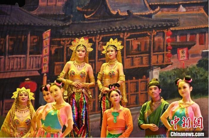7月18日晚，中國經(jīng)典舞劇《絲路花雨》在甘肅蘭州黃河劇院進(jìn)行演出。中國經(jīng)典舞劇《絲路花雨》迎來45周年，7月17日-8月4日在蘭州開啟為期多天的駐場演出。該舞劇取材于敦煌莫高窟壁畫，集中國霓裳羽衣舞、敦煌舞、印度舞、黑巾舞、波斯馬鈴舞等于一身，自1979年演出至今，該劇先后在40多個國家和地區(qū)演出近4000場，觀眾550多萬人次。中新社記者 李亞龍 攝</p>
<p>