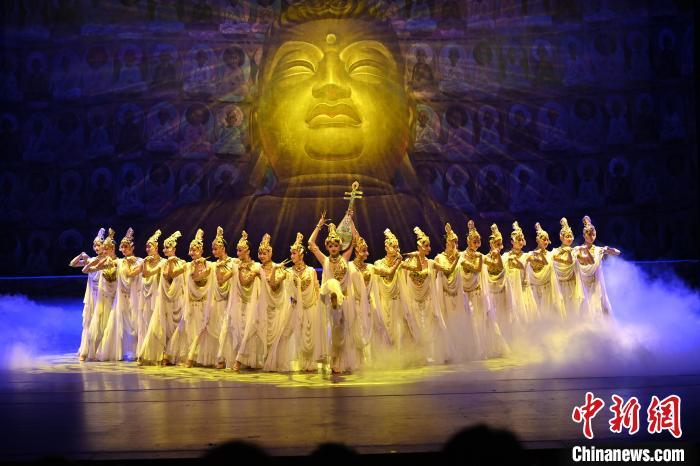 7月18日晚，中國(guó)經(jīng)典舞劇《絲路花雨》在甘肅蘭州黃河劇院演出。李亞龍 攝