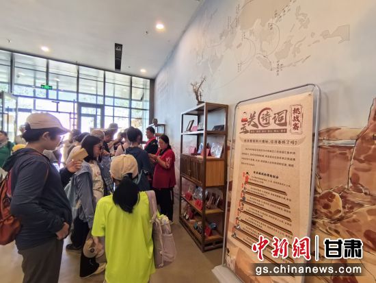 近日，玉門關(guān)遺址景區(qū)開(kāi)啟了一場(chǎng)精彩紛呈的玉關(guān)詩(shī)詞挑戰(zhàn)賽，吸引眾多游人參與其中。玉門關(guān)遺址景區(qū)供圖