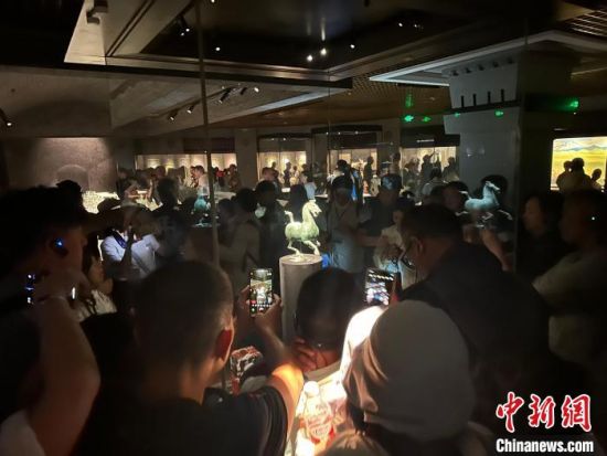 8月17日至23日，“濃濃民族情 兩岸一家親”臺灣同胞參訪團(tuán)甘肅行交流活動在甘肅展開。圖為臺胞參觀甘肅省博物館。中新社記者 閆姣 攝