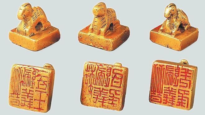 從左至右依次為“晉歸義羌侯”金印、“晉歸義氐王”金印、“魏歸義氐侯”金印