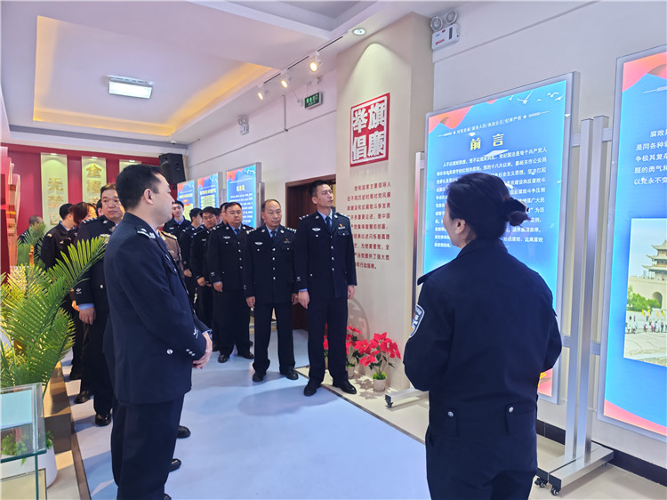嘉峪關(guān)市公安局明珠路派出所參觀市公安局紀(jì)法廉政警示教育基地。.jpg